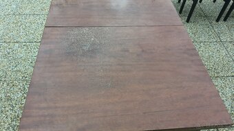 STARŠÍ ROZKLÁDACÍ STŮL A 4 STARŠÍ JÍDELNÍ ŽIDLE - 4