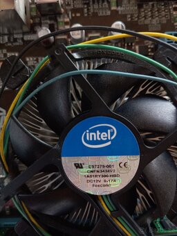 STARŠÍ PC DESKA S PROCESOREM, RAMKOU A CHLADIČEM - 4