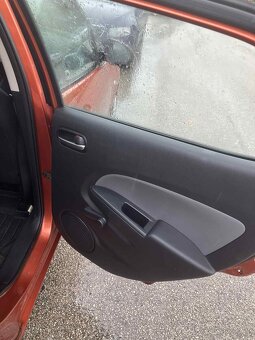 Mazda 2 1,4 63kw r.v.2009 původ ČR - 4