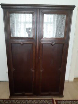 Starožitné skříně a stolky - 4