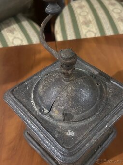 Starožitný plechový kávomlýnek - 4