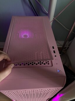 Růžový herní počítač a monitor - 4