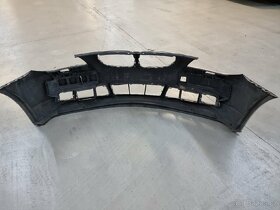 Prodám přední nárazník BMW e60 stříbrný - 4