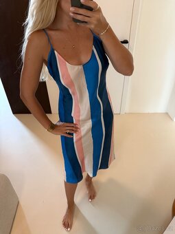 Silk slippery splývavé šaty HM s holými zády s pruhy - 4