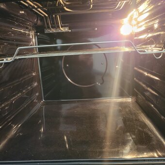 ČERVENÝ sporák třídy A Amica sklokeramika  PĚKNÝ - 4