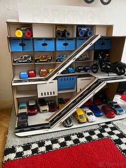 Dřevěná polička garáž pro autíčka - 4