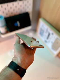 Apple iPhone 8 Plus 64 GB Gold - 4