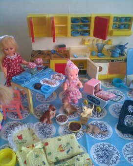 Retro kuchynka s panenkami a pokojík - 4