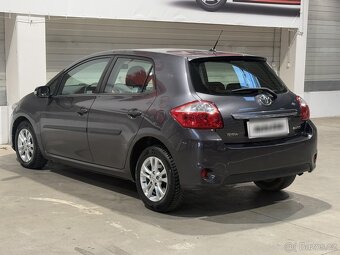 Toyota Auris 1.4 , 66 kW nafta, 2011 - 4