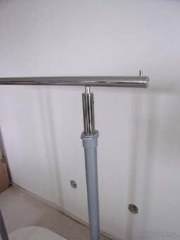 Pochromovaný pojízdný věšák na oblečení. - 4
