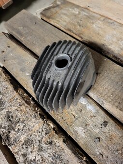 Yamaha XS 400 2A2 víka motoru, válce - 4