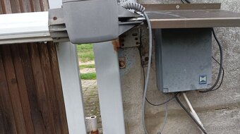 Kovová dvoukřídlá vrata, brána s dřevěnou výplní a pohonem - 4