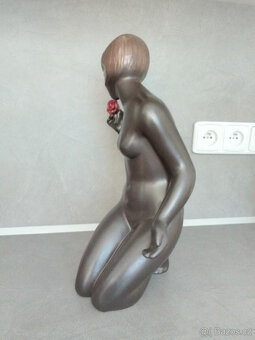 SOŠKA- KLEČÍCÍ PANNA S RŮŽÍ - 4