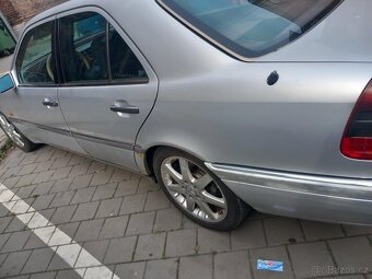 Prodám mercedes,w 202.1.8.benzin.94kw.rok1993. - 4