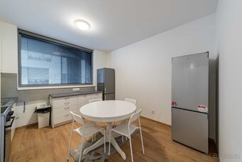 Pokoj s trvalým pobytem — Praha 5, Hlaváčkova 1334/19 - 4