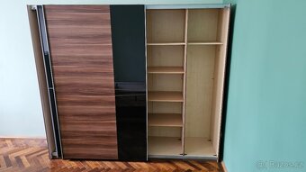 Šatní skříň s posuvnými dveřmi - 4