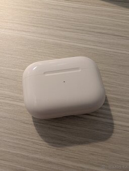 AirPods Pro 2 (2023) + cerny case - 4