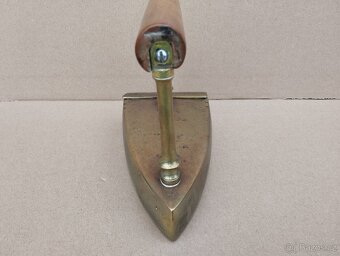 Stará zachovalá mosazná žehlička č.7 (vzadu značenÍ 7) - 4