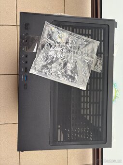 Nepoužitá, prostorná a skleněná PC Case - 4