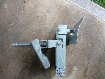 Pozinkovaný nástěnný otočný držák. 200 kč - 4