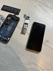 iPhone 5 a 5s na náhradní díly - 4