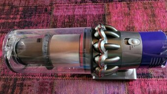 vysavač Dyson V10 - 4