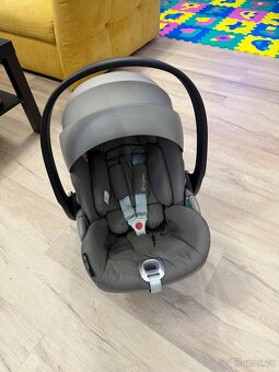 Set dětské autosedačky Cybex Plus + Base T rezervace do 25. - 4