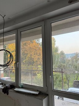 Prodám hnědé plastové balkónové dveře - 4