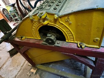 Starý zemědělský stroj – řezanka / mlátička - 4