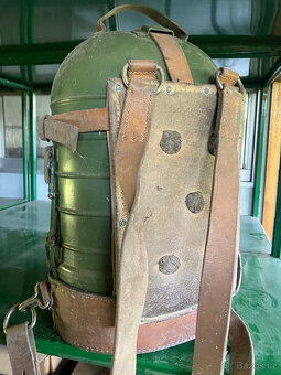 Starý teodolit v kovovém/ koženém obalu na záda - 4