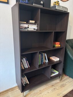 Knihovna tmavé hnědá se stříbrnými nožkami - 4