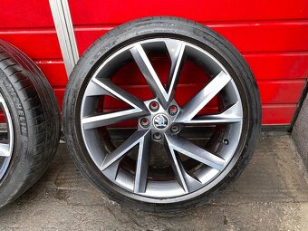 ALU kola Škoda VEGA 19" 8J ET44 + pneu 235/40/R19 - 4