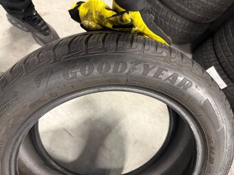prodám zimní 225/50/17 Goodydear - 4