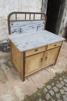 Starý spodek s mramorovou deskou a mosaznými prvky - 4