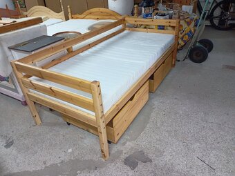 Prodám hezkou postel z masivu 90 x 200 cm se šuplíky - 4