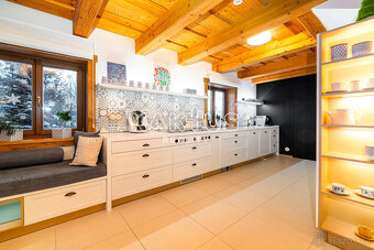 Prodej luxusní vily [462 m2] s rodinným domem pro hosty [100 - 4