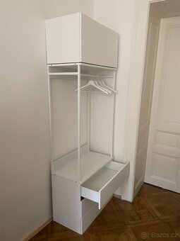 Bílá skříň PLATSA s úložným prostorem – jako nová - 4