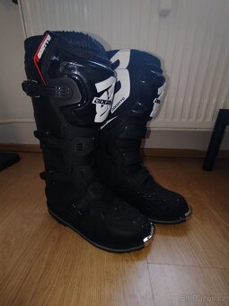 Motokrosová přilba a boty - 4