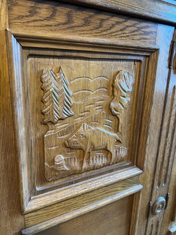 Dřevěná vyřezávaná skříň - 4