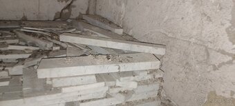 Větší množství bílého mramoru se šedým žilkováním zbytky - 4