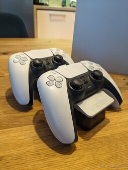 Playstation 5 (PS5) v super stavu + 2 ovladače + nabíječka - 4