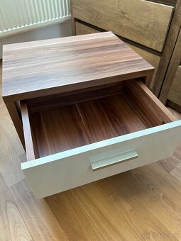 Manželská postel s nočními stolky - 4