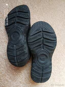 Tenisky černé zn."NIKE" vel."33.5" - 4
