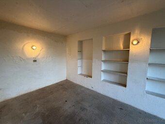 Garáž s regály a elektřinou 220/380V - 4
