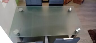 Skleněný jidelni stul - 4