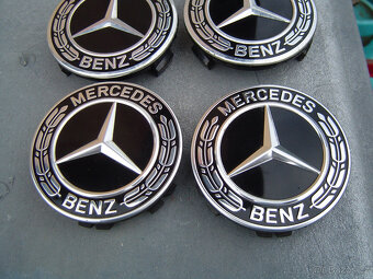 4 X STŘEDOVÉ POKLIČKY ORIGINÁL MERCEDES BENZ - 4