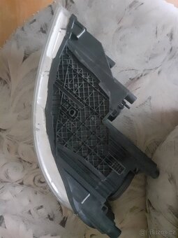 Prodám pravé přední světlo Škoda Octavia 2 facelift - 4