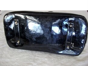 Stylová lakovaná KABELKA do ruky - 4