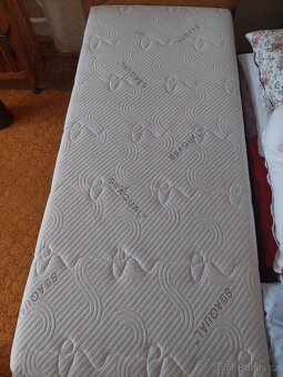 Dřevěná postel s roštem a matrací - 4