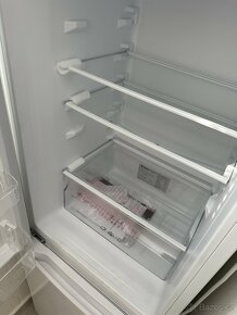 Nová nepoužitá lednice Candy 144 cm - 4